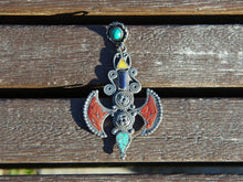 Carica l&#39;immagine nel visualizzatore di Gallery, pendaglio tibetano / nepalese in argento con turchesi e corallo  pezzo unico lavorato artigianalmente tutto originale ed autentico .  cesellato ed inciso con i simboli del buon auspicio tibetano .   peso19 gr   dimensioni  8x4 h1 cm  info@etniko.it www.etniko.it 0039 3338778241  fb/ig/ebay:etnikobycrosato