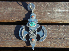 Carica l&#39;immagine nel visualizzatore di Gallery, pendaglio tibetano / nepalese in argento con turchesi e corallo  pezzo unico lavorato artigianalmente tutto originale ed autentico .  cesellato ed inciso con i simboli del buon auspicio tibetano .   peso19 gr   dimensioni  8x4 h1 cm  info@etniko.it www.etniko.it 0039 3338778241  fb/ig/ebay:etnikobycrosato