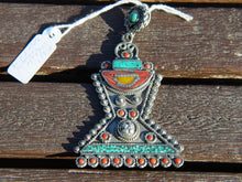Carica l&#39;immagine nel visualizzatore di Gallery, pendaglio tibetano / nepalese in german silver con turchesi e corallo.  pezzo unico lavorato artigianalmente tutto originale ed autentico.   peso 30 grammi  dimensioni 9 x 5   spessore 0.50 cm  spedizione gratuita