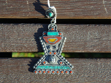Carica l&#39;immagine nel visualizzatore di Gallery, pendaglio tibetano / nepalese in german silver con turchesi e corallo.  pezzo unico lavorato artigianalmente tutto originale ed autentico.   peso 30 grammi  dimensioni 9 x 5   spessore 0.50 cm  spedizione gratuita