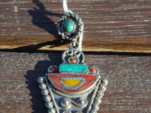 Carica l&#39;immagine nel visualizzatore di Gallery, pendaglio tibetano / nepalese in german silver con turchesi e corallo.  pezzo unico lavorato artigianalmente tutto originale ed autentico.   peso 30 grammi  dimensioni 9 x 5   spessore 0.50 cm  spedizione gratuita