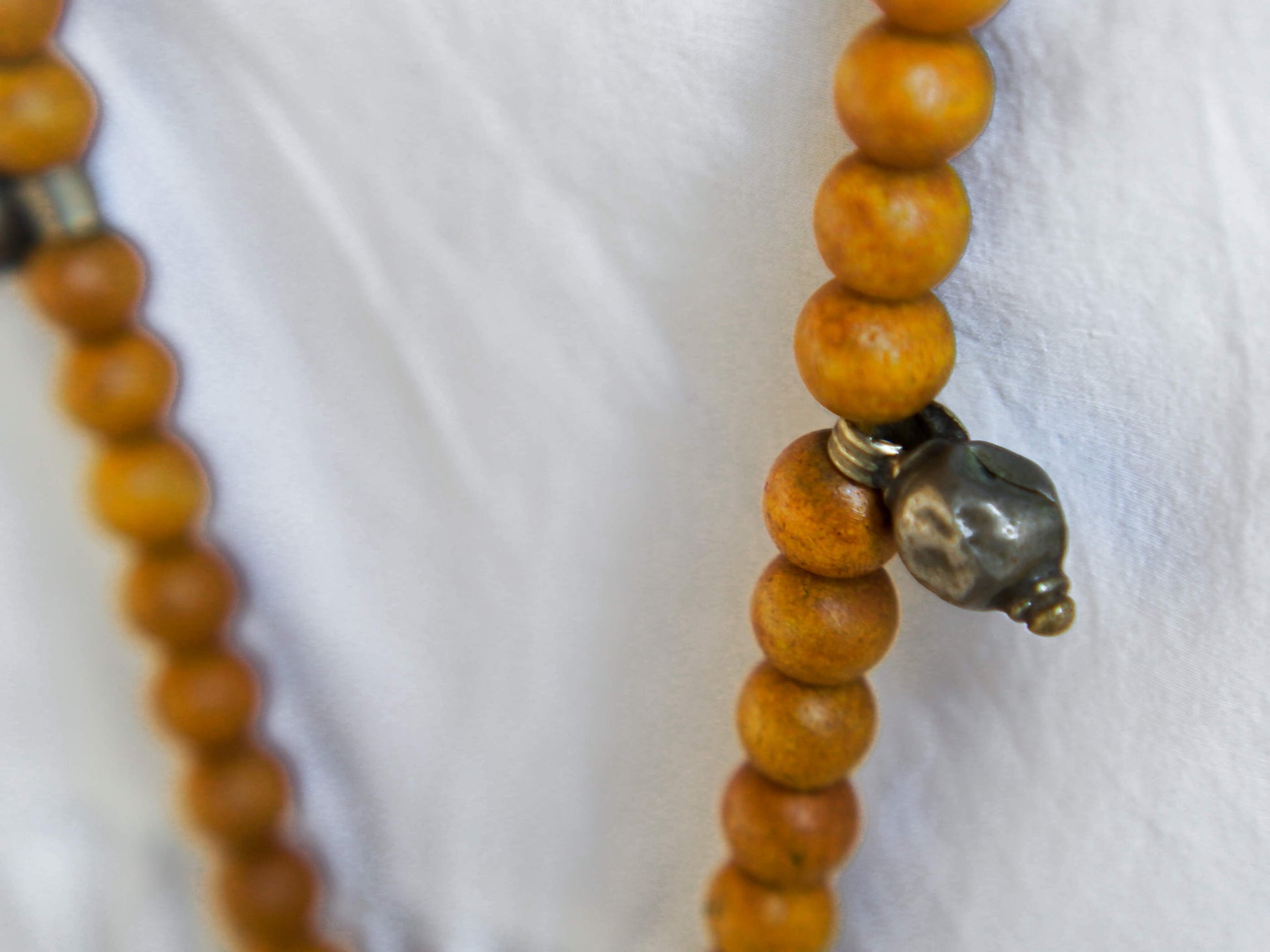 Collana in lega di argento e legno finemente lavorata tipica del rajastahn tribale indiano. COMPOSTA DA ELEMENTI RECUPERATI DA VECCHIE COLLANE , ORECCHINI , PENDAGLI ... pendaglio finale 3x3cm montata su filo di cotone, elementi a tubo e ciondoli. disponibile in altri colori.  Collana lunghezza 100 cm, peso 66 gr 