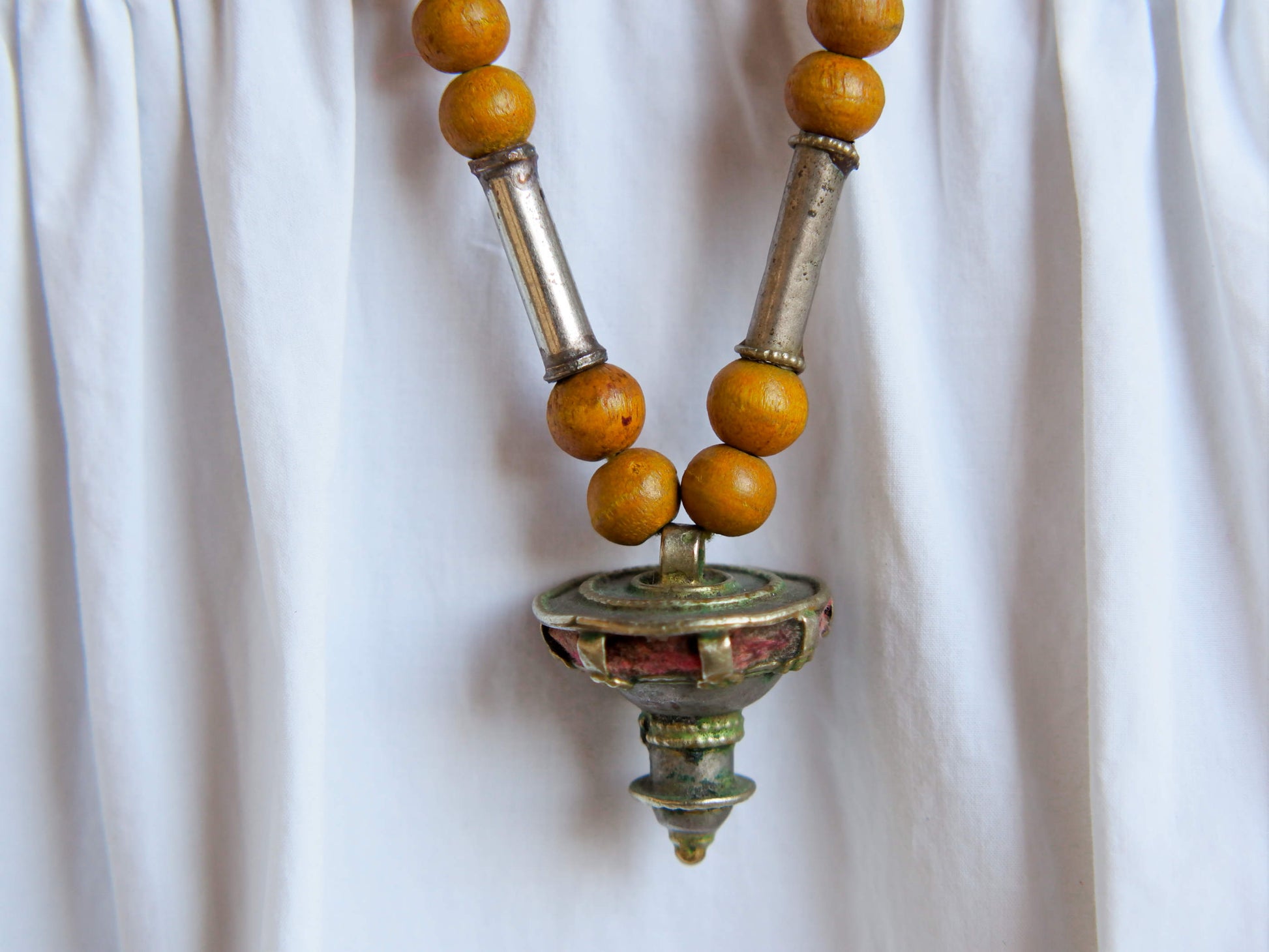 Collana in lega di argento e legno finemente lavorata tipica del rajastahn tribale indiano. COMPOSTA DA ELEMENTI RECUPERATI DA VECCHIE COLLANE , ORECCHINI , PENDAGLI ... pendaglio finale 3x3cm montata su filo di cotone, elementi a tubo e ciondoli. disponibile in altri colori.  Collana lunghezza 100 cm, peso 66 gr 