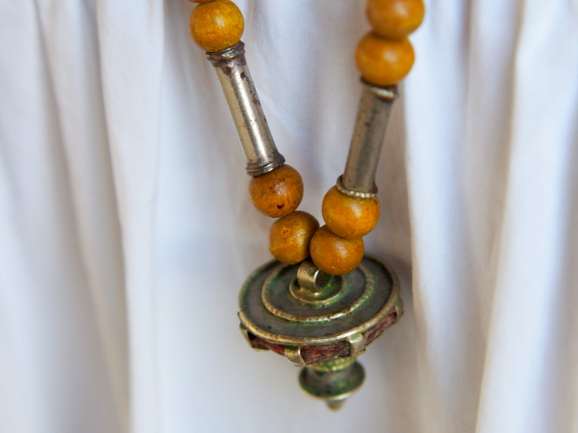 Collana in lega di argento e legno finemente lavorata tipica del rajastahn tribale indiano. COMPOSTA DA ELEMENTI RECUPERATI DA VECCHIE COLLANE , ORECCHINI , PENDAGLI ... pendaglio finale 3x3cm montata su filo di cotone, elementi a tubo e ciondoli. disponibile in altri colori.  Collana lunghezza 100 cm, peso 66 gr 