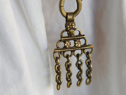 Collana in lega di argento e legno finemente lavorata tipica del rajastahn tribale indiano. COMPOSTA DA ELEMENTI RECUPERATI DA VECCHIE COLLANE , ORECCHINI , PENDAGLI ... pendaglio finale 2x8cm montato su filo di cotone, elementi a tubo e monete.  Collana lunghezza 84 cm, peso 42 gr