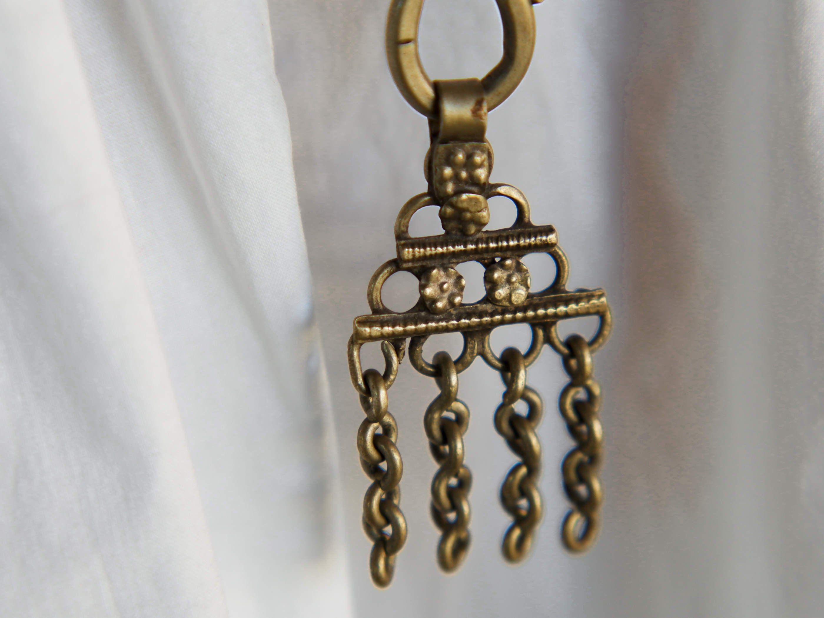 Collana in lega di argento e legno finemente lavorata tipica del rajastahn tribale indiano. COMPOSTA DA ELEMENTI RECUPERATI DA VECCHIE COLLANE , ORECCHINI , PENDAGLI ... pendaglio finale 2x8cm montato su filo di cotone, elementi a tubo e monete.  Collana lunghezza 84 cm, peso 42 gr