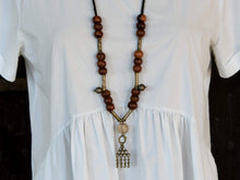 Carica l&#39;immagine nel visualizzatore di Gallery, Collana in lega di argento e legno finemente lavorata tipica del rajastahn tribale indiano. COMPOSTA DA ELEMENTI RECUPERATI DA VECCHIE COLLANE , ORECCHINI , PENDAGLI ... pendaglio finale 2x8cm montato su filo di cotone, elementi a tubo e monete.  Collana lunghezza 84 cm, peso 42 gr