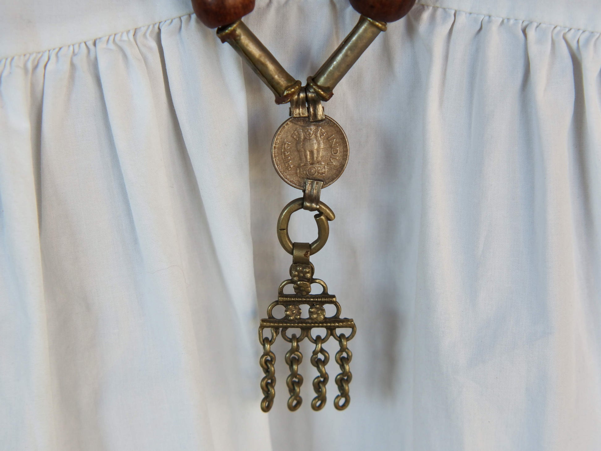 Collana in lega di argento e legno finemente lavorata tipica del rajastahn tribale indiano. COMPOSTA DA ELEMENTI RECUPERATI DA VECCHIE COLLANE , ORECCHINI , PENDAGLI ... pendaglio finale 2x8cm montato su filo di cotone, elementi a tubo e monete.  Collana lunghezza 84 cm, peso 42 gr