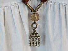 Carica l&#39;immagine nel visualizzatore di Gallery, Collana in lega di argento e legno finemente lavorata tipica del rajastahn tribale indiano. COMPOSTA DA ELEMENTI RECUPERATI DA VECCHIE COLLANE , ORECCHINI , PENDAGLI ... pendaglio finale 2x8cm montato su filo di cotone, elementi a tubo e monete.  Collana lunghezza 84 cm, peso 42 gr