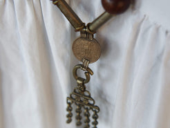 Collana in lega di argento e legno finemente lavorata tipica del rajastahn tribale indiano. COMPOSTA DA ELEMENTI RECUPERATI DA VECCHIE COLLANE , ORECCHINI , PENDAGLI ... pendaglio finale 2x8cm montato su filo di cotone, elementi a tubo e monete.  Collana lunghezza 84 cm, peso 42 gr