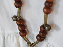 Carica l&#39;immagine nel visualizzatore di Gallery, Collana in lega di argento e legno finemente lavorata tipica del rajastahn tribale indiano. COMPOSTA DA ELEMENTI RECUPERATI DA VECCHIE COLLANE , ORECCHINI , PENDAGLI ... pendaglio finale 2x8cm montato su filo di cotone, elementi a tubo e monete.  Collana lunghezza 84 cm, peso 42 gr