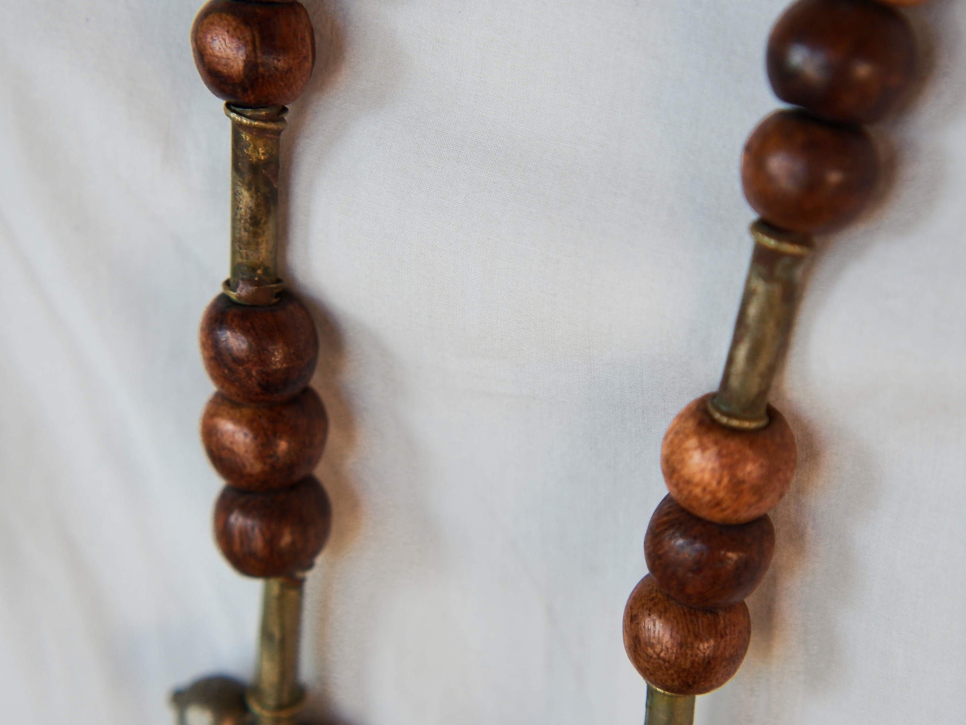 Collana in lega di argento e legno finemente lavorata tipica del rajastahn tribale indiano. COMPOSTA DA ELEMENTI RECUPERATI DA VECCHIE COLLANE , ORECCHINI , PENDAGLI ... pendaglio finale 2x8cm montato su filo di cotone, elementi a tubo e monete.  Collana lunghezza 84 cm, peso 42 gr