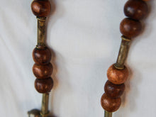 Carica l&#39;immagine nel visualizzatore di Gallery, Collana in lega di argento e legno finemente lavorata tipica del rajastahn tribale indiano. COMPOSTA DA ELEMENTI RECUPERATI DA VECCHIE COLLANE , ORECCHINI , PENDAGLI ... pendaglio finale 2x8cm montato su filo di cotone, elementi a tubo e monete.  Collana lunghezza 84 cm, peso 42 gr