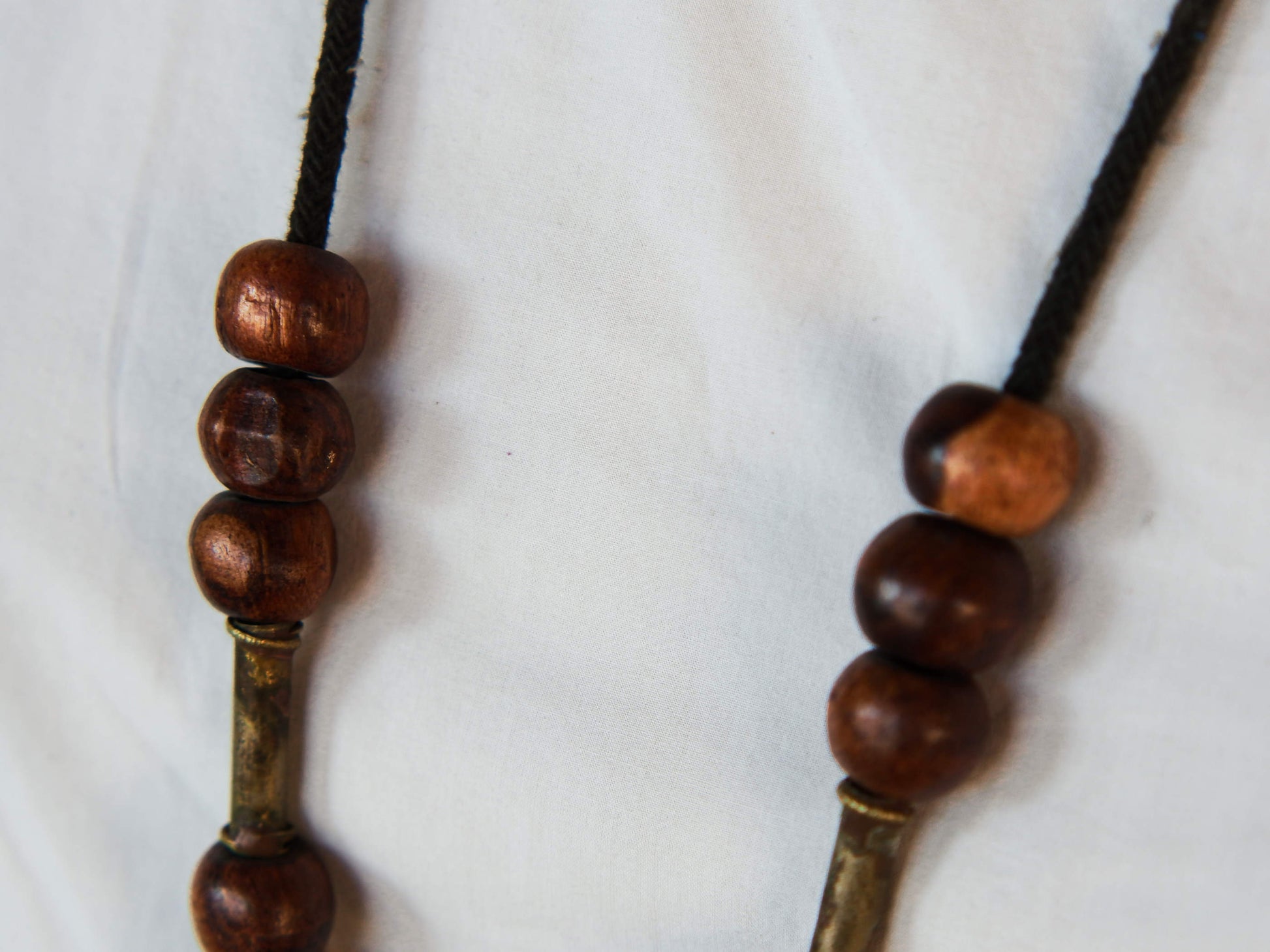 Collana in lega di argento e legno finemente lavorata tipica del rajastahn tribale indiano. COMPOSTA DA ELEMENTI RECUPERATI DA VECCHIE COLLANE , ORECCHINI , PENDAGLI ... pendaglio finale 2x8cm montato su filo di cotone, elementi a tubo e monete.  Collana lunghezza 84 cm, peso 42 gr