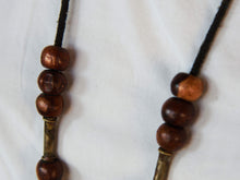 Carica l&#39;immagine nel visualizzatore di Gallery, Collana in lega di argento e legno finemente lavorata tipica del rajastahn tribale indiano. COMPOSTA DA ELEMENTI RECUPERATI DA VECCHIE COLLANE , ORECCHINI , PENDAGLI ... pendaglio finale 2x8cm montato su filo di cotone, elementi a tubo e monete.  Collana lunghezza 84 cm, peso 42 gr