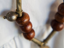 Carica l&#39;immagine nel visualizzatore di Gallery, Collana in lega di argento e legno finemente lavorata tipica del rajastahn tribale indiano. COMPOSTA DA ELEMENTI RECUPERATI DA VECCHIE COLLANE , ORECCHINI , PENDAGLI ... pendaglio finale 2x8cm montato su filo di cotone, elementi a tubo e monete.  Collana lunghezza 84 cm, peso 42 gr