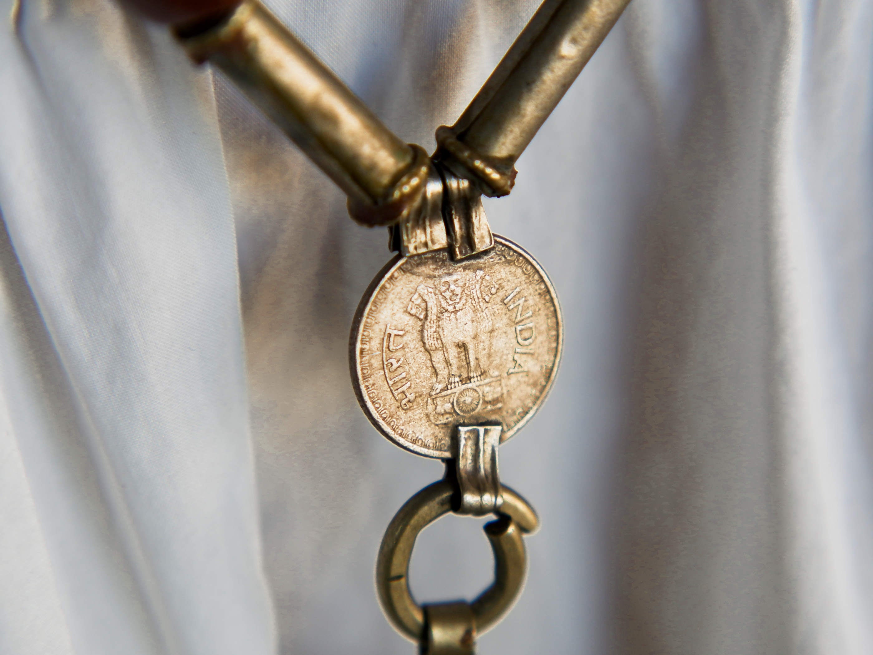 Collana in lega di argento e legno finemente lavorata tipica del rajastahn tribale indiano. COMPOSTA DA ELEMENTI RECUPERATI DA VECCHIE COLLANE , ORECCHINI , PENDAGLI ... pendaglio finale 2x8cm montato su filo di cotone, elementi a tubo e monete.  Collana lunghezza 84 cm, peso 42 gr