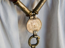 Carica l&#39;immagine nel visualizzatore di Gallery, Collana in lega di argento e legno finemente lavorata tipica del rajastahn tribale indiano. COMPOSTA DA ELEMENTI RECUPERATI DA VECCHIE COLLANE , ORECCHINI , PENDAGLI ... pendaglio finale 2x8cm montato su filo di cotone, elementi a tubo e monete.  Collana lunghezza 84 cm, peso 42 gr