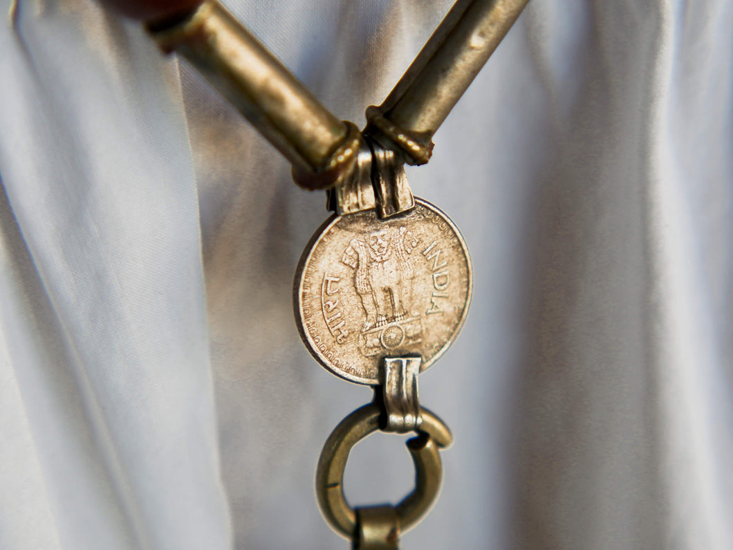 Collana in lega di argento e legno finemente lavorata tipica del rajastahn tribale indiano. COMPOSTA DA ELEMENTI RECUPERATI DA VECCHIE COLLANE , ORECCHINI , PENDAGLI ... pendaglio finale 2x8cm montato su filo di cotone, elementi a tubo e monete.  Collana lunghezza 84 cm, peso 42 gr
