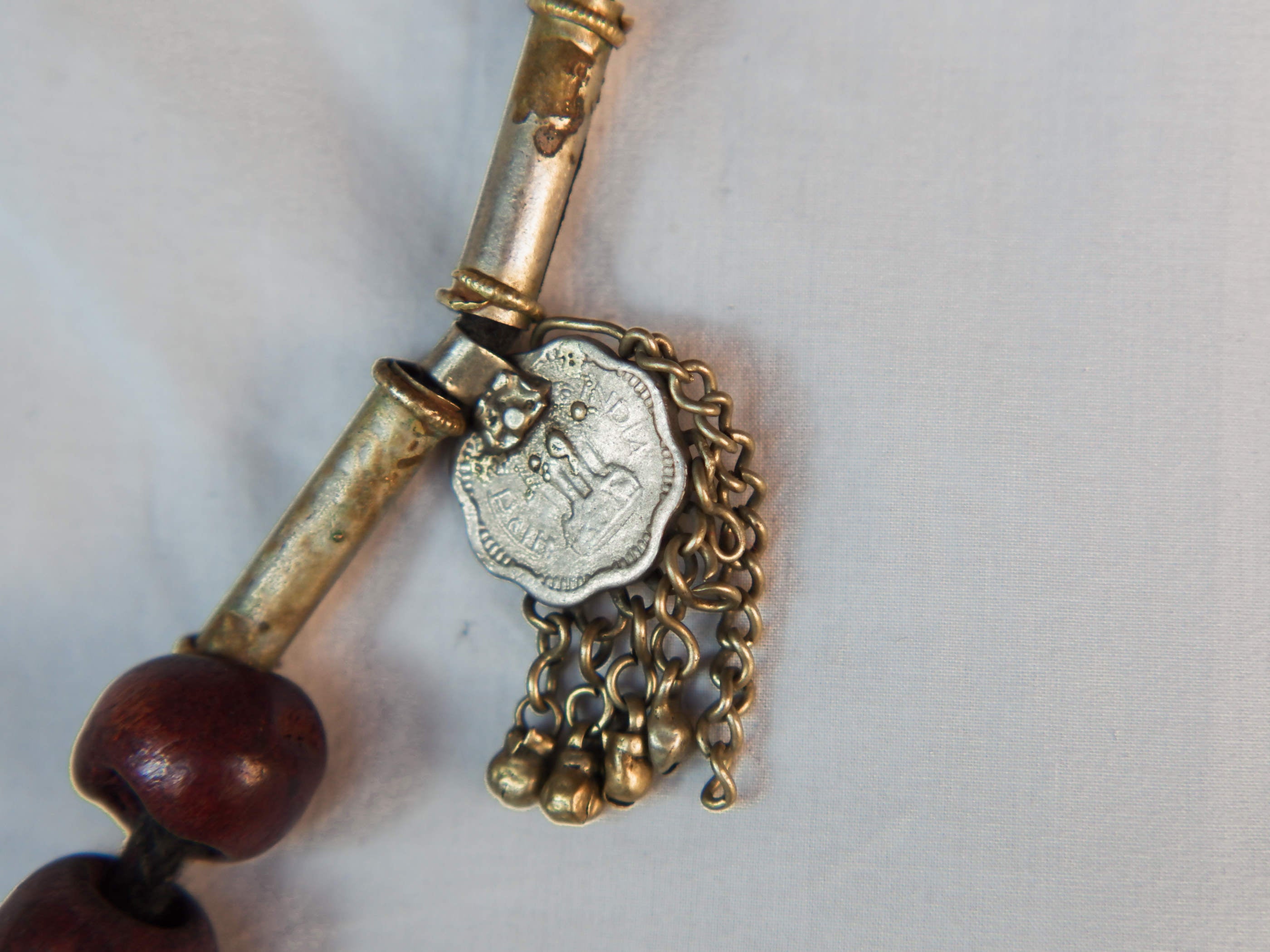 Collana in lega di argento e legno finemente lavorata tipica del rajastahn tribale indiano. COMPOSTA DA ELEMENTI RECUPERATI DA VECCHIE COLLANE , ORECCHINI , PENDAGLI ... pendaglio finale 1.5x8cm montato su filo di cotone, elementi a tubo e monete.  Collana lunghezza 68 cm, peso61 gr