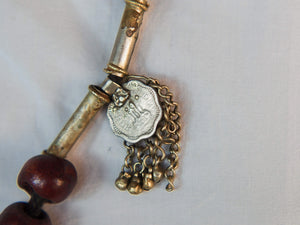 Collana in lega di argento e legno finemente lavorata tipica del rajastahn tribale indiano. COMPOSTA DA ELEMENTI RECUPERATI DA VECCHIE COLLANE , ORECCHINI , PENDAGLI ... pendaglio finale 1.5x8cm montato su filo di cotone, elementi a tubo e monete.  Collana lunghezza 68 cm, peso61 gr