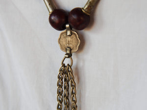 Collana in lega di argento e legno finemente lavorata tipica del rajastahn tribale indiano. COMPOSTA DA ELEMENTI RECUPERATI DA VECCHIE COLLANE , ORECCHINI , PENDAGLI ... pendaglio finale 1.5x8cm montato su filo di cotone, elementi a tubo e monete.  Collana lunghezza 68 cm, peso61 gr