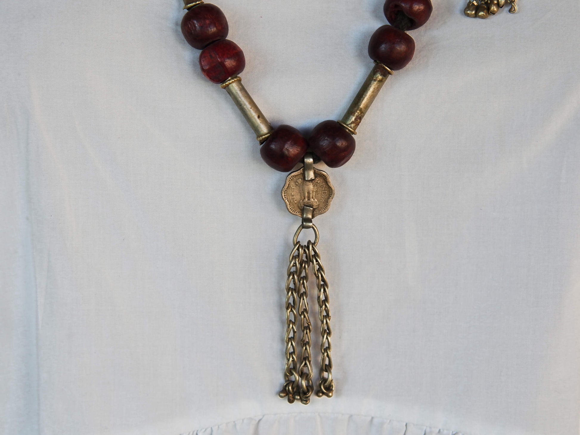 Collana in lega di argento e legno finemente lavorata tipica del rajastahn tribale indiano. COMPOSTA DA ELEMENTI RECUPERATI DA VECCHIE COLLANE , ORECCHINI , PENDAGLI ... pendaglio finale 1.5x8cm montato su filo di cotone, elementi a tubo e monete.  Collana lunghezza 68 cm, peso61 gr