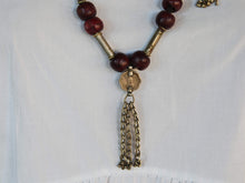 Carica l&#39;immagine nel visualizzatore di Gallery, Collana in lega di argento e legno finemente lavorata tipica del rajastahn tribale indiano. COMPOSTA DA ELEMENTI RECUPERATI DA VECCHIE COLLANE , ORECCHINI , PENDAGLI ... pendaglio finale 1.5x8cm montato su filo di cotone, elementi a tubo e monete.  Collana lunghezza 68 cm, peso61 gr