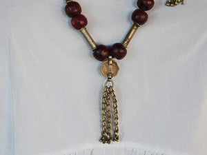 Collana in lega di argento e legno finemente lavorata tipica del rajastahn tribale indiano. COMPOSTA DA ELEMENTI RECUPERATI DA VECCHIE COLLANE , ORECCHINI , PENDAGLI ... pendaglio finale 1.5x8cm montato su filo di cotone, elementi a tubo e monete.  Collana lunghezza 68 cm, peso61 gr