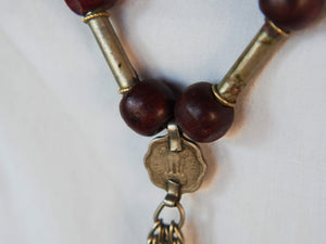 Collana in lega di argento e legno finemente lavorata tipica del rajastahn tribale indiano. COMPOSTA DA ELEMENTI RECUPERATI DA VECCHIE COLLANE , ORECCHINI , PENDAGLI ... pendaglio finale 1.5x8cm montato su filo di cotone, elementi a tubo e monete.  Collana lunghezza 68 cm, peso61 gr