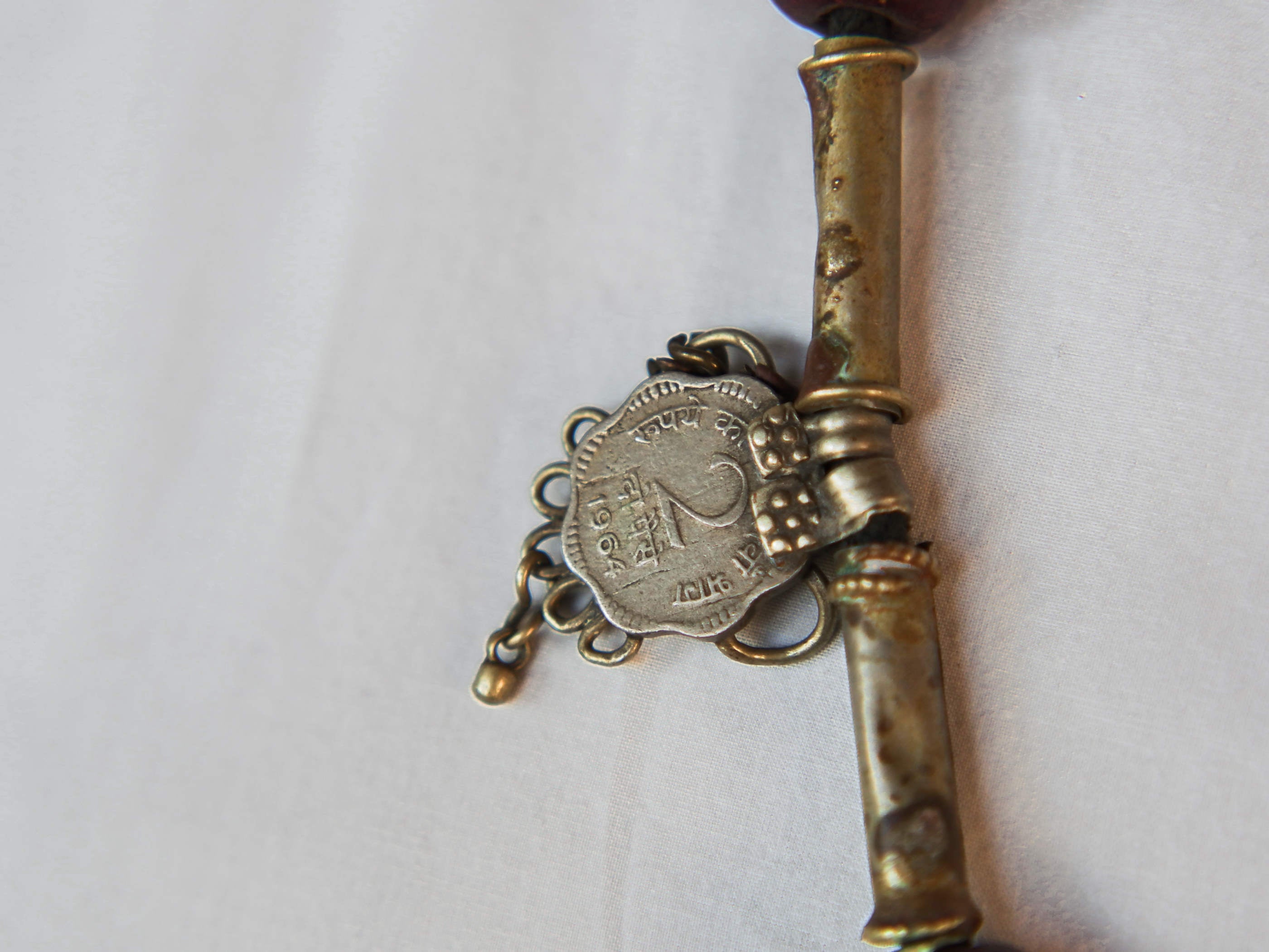 Collana in lega di argento e legno finemente lavorata tipica del rajastahn tribale indiano. COMPOSTA DA ELEMENTI RECUPERATI DA VECCHIE COLLANE , ORECCHINI , PENDAGLI ... pendaglio finale 1.5x8cm montato su filo di cotone, elementi a tubo e monete.  Collana lunghezza 68 cm, peso61 gr