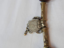 Carica l&#39;immagine nel visualizzatore di Gallery, Collana in lega di argento e legno finemente lavorata tipica del rajastahn tribale indiano. COMPOSTA DA ELEMENTI RECUPERATI DA VECCHIE COLLANE , ORECCHINI , PENDAGLI ... pendaglio finale 1.5x8cm montato su filo di cotone, elementi a tubo e monete.  Collana lunghezza 68 cm, peso61 gr