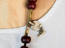 Carica l&#39;immagine nel visualizzatore di Gallery, Collana in lega di argento e legno finemente lavorata tipica del rajastahn tribale indiano. COMPOSTA DA ELEMENTI RECUPERATI DA VECCHIE COLLANE , ORECCHINI , PENDAGLI ... pendaglio finale 1.5x8cm montato su filo di cotone, elementi a tubo e monete.  Collana lunghezza 68 cm, peso61 gr