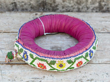 Carica l&#39;immagine nel visualizzatore di Gallery, Ring Stand Indiani, Tessuti Imbottiti E Rifiniti Con Ricamo Di Perline Usati Per Trasporto Acqua E Appoggio A Terra Dei Contenitori Di Acqua In Rame. Dimensioni Diametro 27cm h7 Euro 45.   disponibili vari colori e dimensioni  contattare per info  0039 3338778241 info@etniko.it fb/ig etniko by crosato