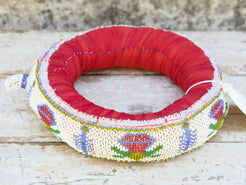 Ring Stand Indiani, Tessuti Imbottiti E Rifiniti Con Ricamo Di Perline Usati Per Trasporto Acqua E Appoggio A Terra Dei Contenitori Di Acqua In Rame. Dimensioni Diametro 30cm h8.   disponibili vari colori e dimensioni  contattare per info  0039 3338778241 info@etniko.it fb/ig etniko by crosato
