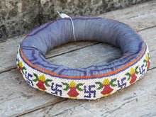 Carica l&#39;immagine nel visualizzatore di Gallery, Ring Stand Indiani, Tessuti Imbottiti E Rifiniti Con Ricamo Di Perline Usati Per Trasporto Acqua E Appoggio A Terra Dei Contenitori Di Acqua In Rame. Dimensioni Diametro 30cm h8.   disponibili vari colori e dimensioni contattare per info 0039 3338778241 info@etniko.it fb/ig etniko by crosato