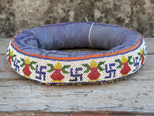 Carica l&#39;immagine nel visualizzatore di Gallery, Ring Stand Indiani, Tessuti Imbottiti E Rifiniti Con Ricamo Di Perline Usati Per Trasporto Acqua E Appoggio A Terra Dei Contenitori Di Acqua In Rame. Dimensioni Diametro 30cm h8.   disponibili vari colori e dimensioni contattare per info 0039 3338778241 info@etniko.it fb/ig etniko by crosato