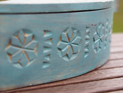 scatolina portatikka, portaspezie indiana in legno inciso, dipinta azzurra. scatolina con apertura scorrevole , incisa a mano , pezzo unico lavorato a mano .  dimensioni 37x12 h12 cm  euro 55 scontato euro 38    per ulteriori info o foto whatsapp 0039 3338778241 mail info@etniko.it https://www.pinterest.it/etnikobycrosato/_saved/ https://www.facebook.com/etnikobycrosato https://www.instagram.com/etnikobycrosato/