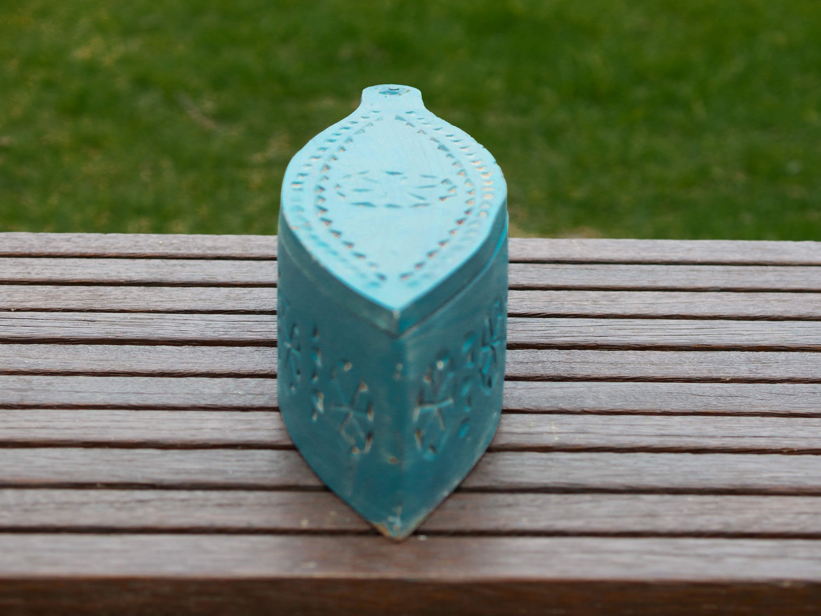 scatolina portatikka, portaspezie indiana in legno inciso, dipinta azzurra. scatolina con apertura scorrevole , incisa a mano , pezzo unico lavorato a mano .  dimensioni 37x12 h12 cm  euro 55 scontato euro 38    per ulteriori info o foto whatsapp 0039 3338778241 mail info@etniko.it https://www.pinterest.it/etnikobycrosato/_saved/ https://www.facebook.com/etnikobycrosato https://www.instagram.com/etnikobycrosato/