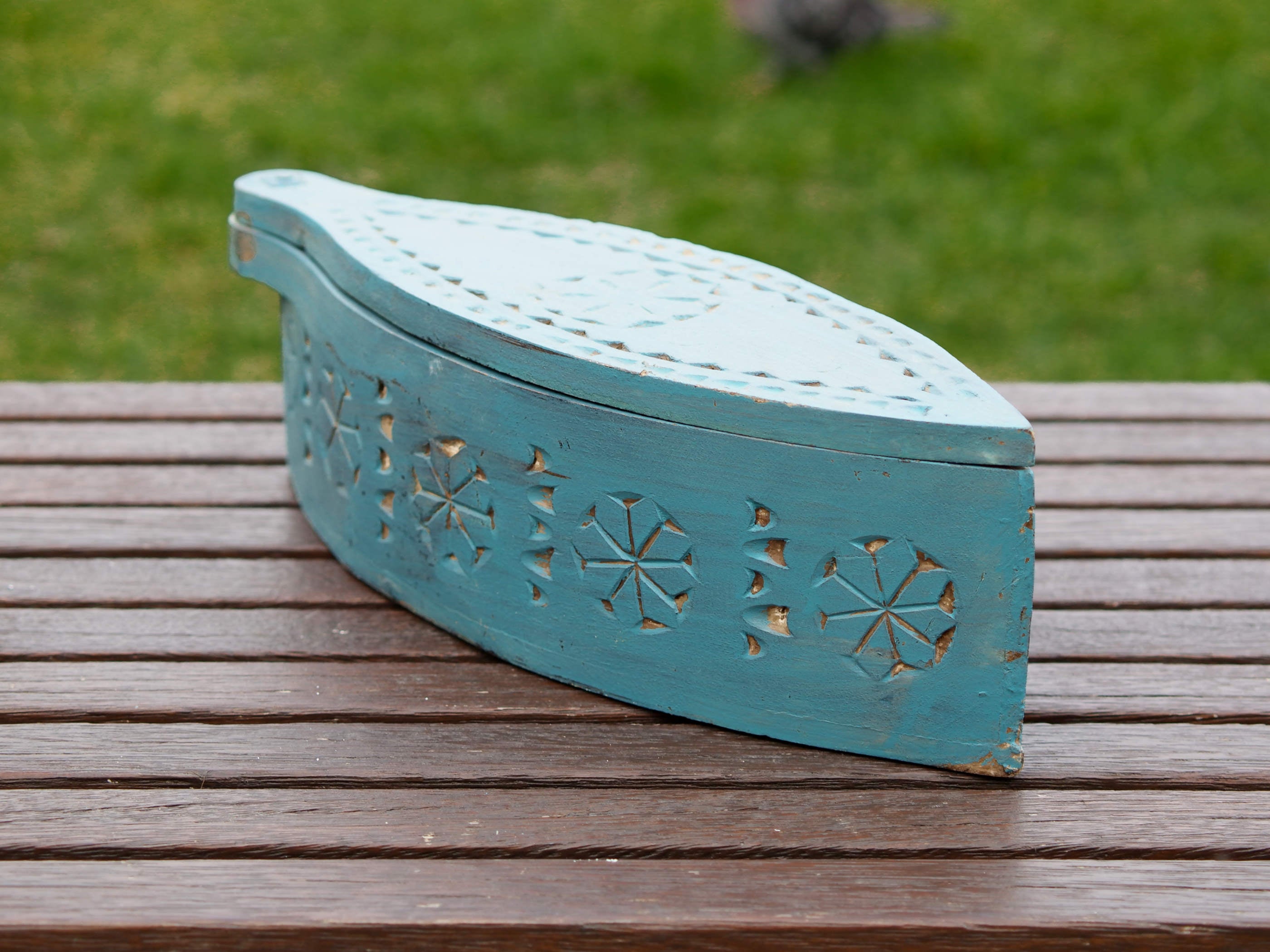 scatolina portatikka, portaspezie indiana in legno inciso, dipinta azzurra. scatolina con apertura scorrevole , incisa a mano , pezzo unico lavorato a mano .  dimensioni 37x12 h12 cm  euro 55 scontato euro 38    per ulteriori info o foto whatsapp 0039 3338778241 mail info@etniko.it https://www.pinterest.it/etnikobycrosato/_saved/ https://www.facebook.com/etnikobycrosato https://www.instagram.com/etnikobycrosato/