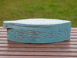 scatolina portatikka, portaspezie indiana in legno inciso, dipinta azzurra. scatolina con apertura scorrevole , incisa a mano , pezzo unico lavorato a mano .  dimensioni 37x12 h12 cm  euro 55 scontato euro 38    per ulteriori info o foto whatsapp 0039 3338778241 mail info@etniko.it https://www.pinterest.it/etnikobycrosato/_saved/ https://www.facebook.com/etnikobycrosato https://www.instagram.com/etnikobycrosato/