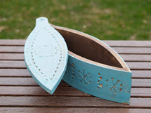 Carica l&#39;immagine nel visualizzatore di Gallery, scatolina portatikka, portaspezie indiana in legno inciso, dipinta azzurra. scatolina con apertura scorrevole , incisa a mano , pezzo unico lavorato a mano .  dimensioni 37x12 h12 cm  euro 55 scontato euro 38    per ulteriori info o foto whatsapp 0039 3338778241 mail info@etniko.it https://www.pinterest.it/etnikobycrosato/_saved/ https://www.facebook.com/etnikobycrosato https://www.instagram.com/etnikobycrosato/