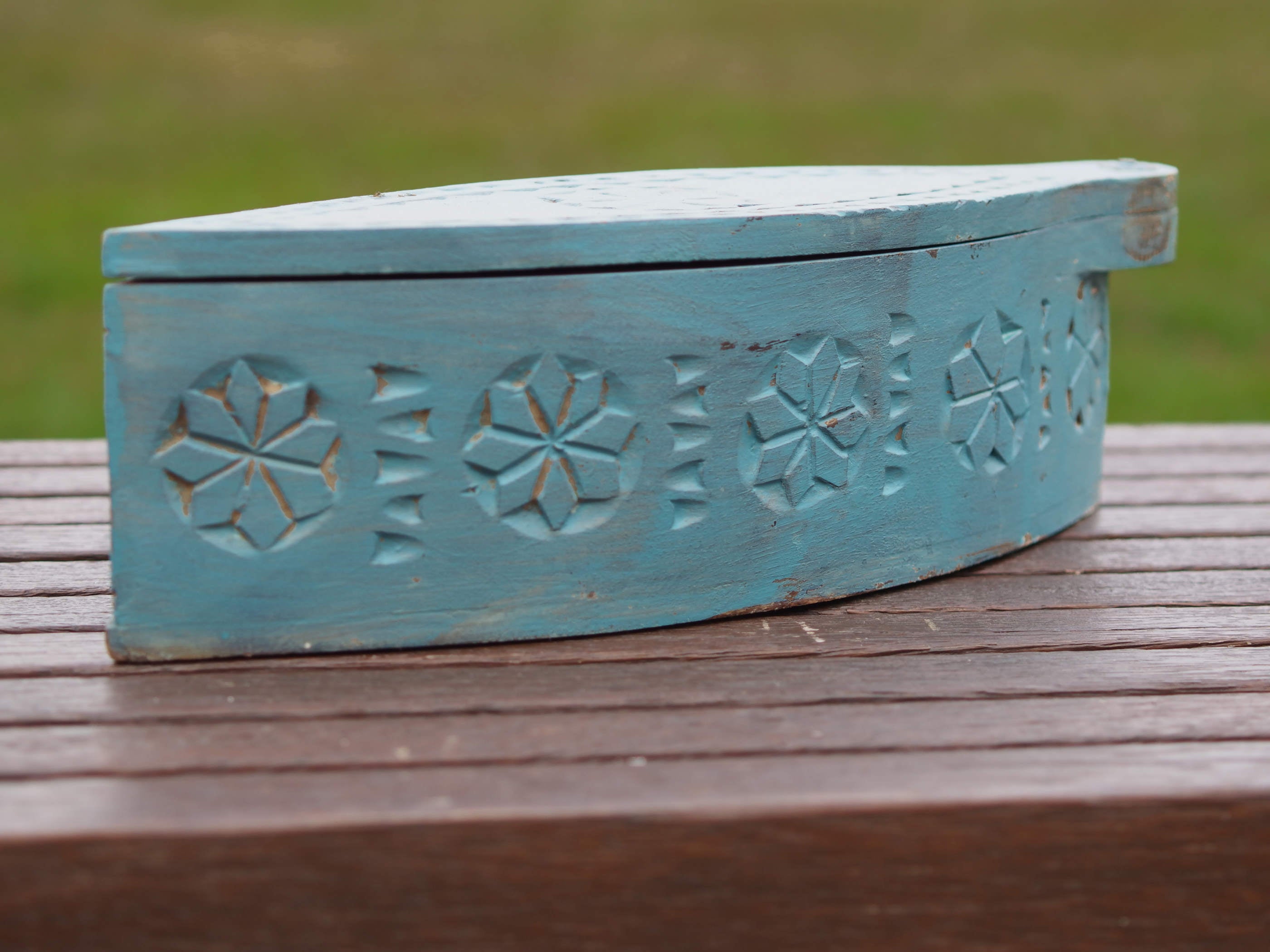 scatolina portatikka, portaspezie indiana in legno inciso, dipinta azzurra. scatolina con apertura scorrevole , incisa a mano , pezzo unico lavorato a mano .  dimensioni 37x12 h12 cm  euro 55 scontato euro 38    per ulteriori info o foto whatsapp 0039 3338778241 mail info@etniko.it https://www.pinterest.it/etnikobycrosato/_saved/ https://www.facebook.com/etnikobycrosato https://www.instagram.com/etnikobycrosato/