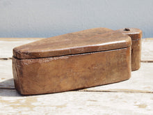 Carica l&#39;immagine nel visualizzatore di Gallery, scatolina portatikka, portaspezie indiana in legno inciso. scatolina con apertura scorrevole, incisa a mano, pezzo unico.  dimensioni 28x11 h 9 cm    per ulteriori info o foto whatsapp 0039 3338778241 mail info@etniko.it https://www.pinterest.it/etnikobycrosato/_saved/ https://www.facebook.com/etnikobycrosato https://www.instagram.com/etnikobycrosato/