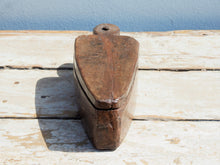 Carica l&#39;immagine nel visualizzatore di Gallery, scatolina portatikka, portaspezie indiana in legno inciso. scatolina con apertura scorrevole, incisa a mano, pezzo unico.  dimensioni 28x11 h 9 cm    per ulteriori info o foto whatsapp 0039 3338778241 mail info@etniko.it https://www.pinterest.it/etnikobycrosato/_saved/ https://www.facebook.com/etnikobycrosato https://www.instagram.com/etnikobycrosato/