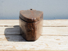 Carica l&#39;immagine nel visualizzatore di Gallery, scatolina portatikka, portaspezie indiana in legno inciso. scatolina con apertura scorrevole, incisa a mano, pezzo unico.  dimensioni 28x11 h 9 cm    per ulteriori info o foto whatsapp 0039 3338778241 mail info@etniko.it https://www.pinterest.it/etnikobycrosato/_saved/ https://www.facebook.com/etnikobycrosato https://www.instagram.com/etnikobycrosato/