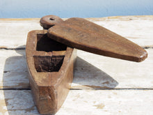 Carica l&#39;immagine nel visualizzatore di Gallery, scatolina portatikka, portaspezie indiana in legno inciso. scatolina con apertura scorrevole, incisa a mano, pezzo unico.  dimensioni 28x11 h 9 cm    per ulteriori info o foto whatsapp 0039 3338778241 mail info@etniko.it https://www.pinterest.it/etnikobycrosato/_saved/ https://www.facebook.com/etnikobycrosato https://www.instagram.com/etnikobycrosato/