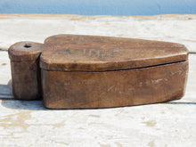Carica l&#39;immagine nel visualizzatore di Gallery, scatolina portatikka, portaspezie indiana in legno inciso. scatolina con apertura scorrevole, incisa a mano, pezzo unico.  dimensioni 28x11 h 9 cm    per ulteriori info o foto whatsapp 0039 3338778241 mail info@etniko.it https://www.pinterest.it/etnikobycrosato/_saved/ https://www.facebook.com/etnikobycrosato https://www.instagram.com/etnikobycrosato/