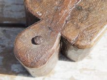 Carica l&#39;immagine nel visualizzatore di Gallery, scatolina portatikka, portaspezie indiana in legno inciso. scatolina con apertura scorrevole, incisa a mano, pezzo unico.  dimensioni 28x11 h 9 cm    per ulteriori info o foto whatsapp 0039 3338778241 mail info@etniko.it https://www.pinterest.it/etnikobycrosato/_saved/ https://www.facebook.com/etnikobycrosato https://www.instagram.com/etnikobycrosato/