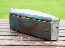 Carica l&#39;immagine nel visualizzatore di Gallery, scatolina portatikka, portaspezie indiana in legno. scatolina con apertura scorrevole, incisa a mano, pezzo unico.  dimensioni 25x9 h7 cm   per ulteriori info o foto whatsapp 0039 3338778241 mail info@etniko.it https://www.pinterest.it/etnikobycrosato/_saved/ https://www.facebook.com/etnikobycrosato https://www.instagram.com/etnikobycrosato/